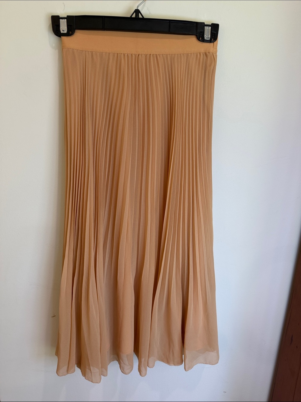 Aritzia Twirl Pleated Midi Skirt in Peach